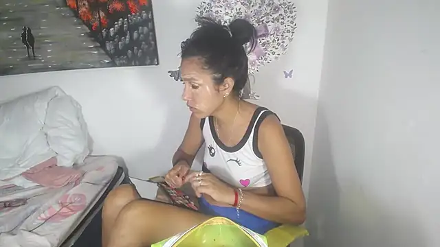 KamileLatinasexy online show from 10.20.25
