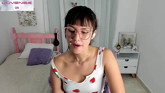 Snapshot of cute_roxy chatting on 10.25.25 cute roxy online show from 10.25.25