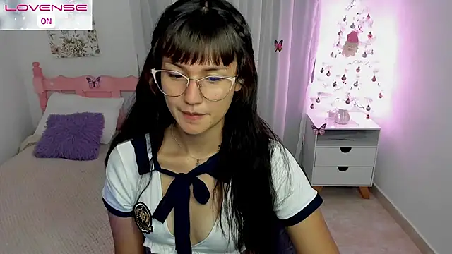 Snapshot of cute_roxy chatting on 11.24.25 cute roxy online show from 11.24.25