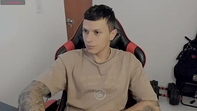 Snapshot of davebrow chatting on 10.17.25 davebrow online show from 10.17.25