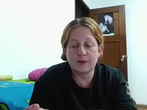 Snapshot of ViioletaMora chatting on 12.18.25 ViioletaMora online show from 12.18.25
