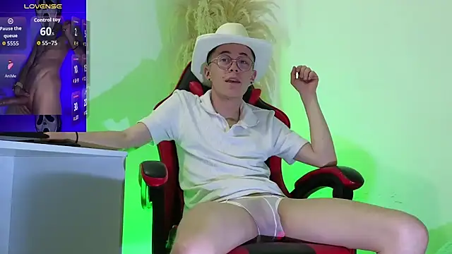 Snapshot of Elian_Cooper chatting on 09.21.25 Elian Cooper online show from 09.21.25