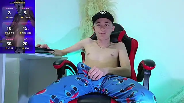 Snapshot of Elian_Cooper chatting on 09.22.25 Elian Cooper online show from 09.22.25