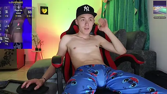 Snapshot of Elian_Cooper chatting on 10.09.25 Elian Cooper online show from 10.09.25