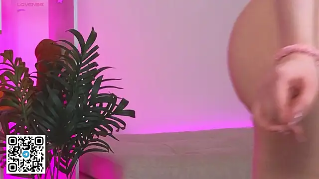 oliviabr0wn0 online show from 02.15.26