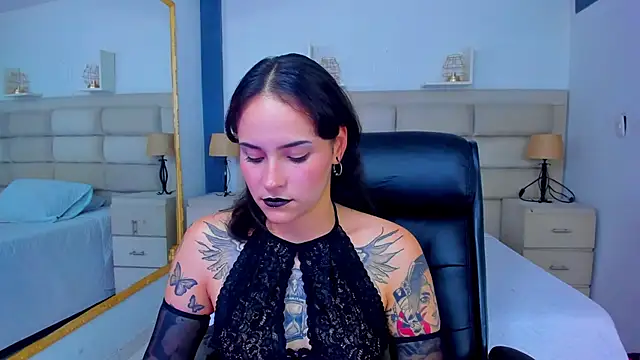 Snapshot of AnnyThompson_ chatting on 10.22.25 AnnyThompson online show from 10.22.25