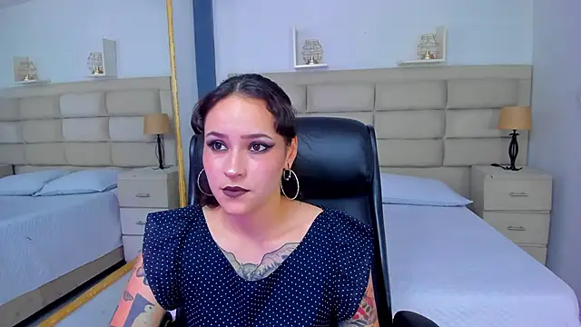 Snapshot of AnnyThompson_ chatting on 10.29.25 AnnyThompson online show from 10.29.25