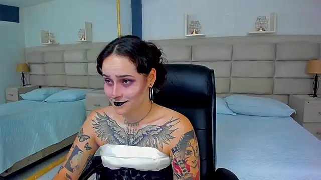 Snapshot of AnnyThompson_ chatting on 10.31.25 AnnyThompson online show from 10.31.25