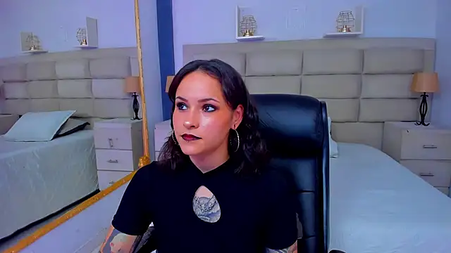 Snapshot of AnnyThompson_ chatting on 11.07.25 AnnyThompson online show from 11.07.25