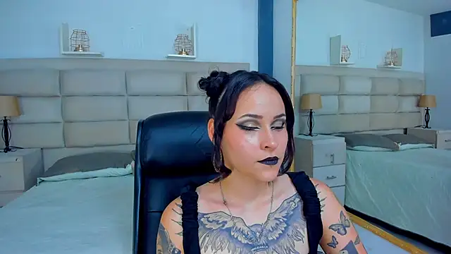 Snapshot of AnnyThompson_ chatting on 11.09.25 AnnyThompson online show from 11.09.25