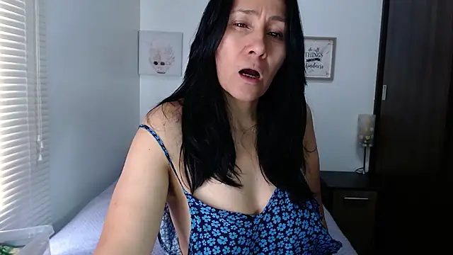 Maira B online show from 04.10.26