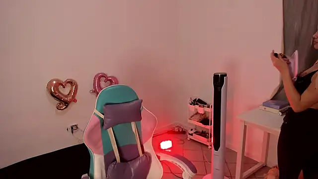 Snapshot of WandaDoll chatting on 02.15.25 WandaDoll online show from 02.15.25