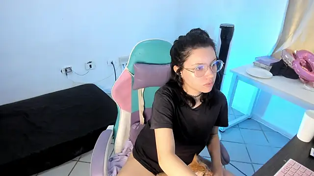 Snapshot of WandaDoll chatting on 02.20.25 WandaDoll online show from 02.20.25