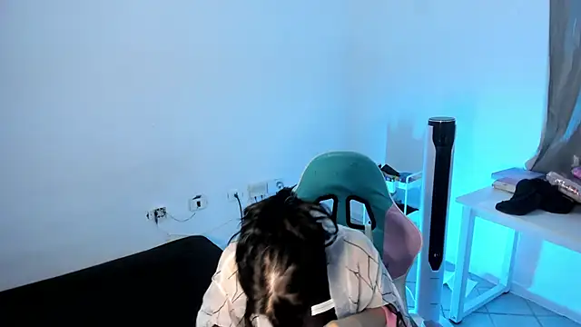 Snapshot of WandaDoll chatting on 02.21.25 WandaDoll online show from 02.21.25