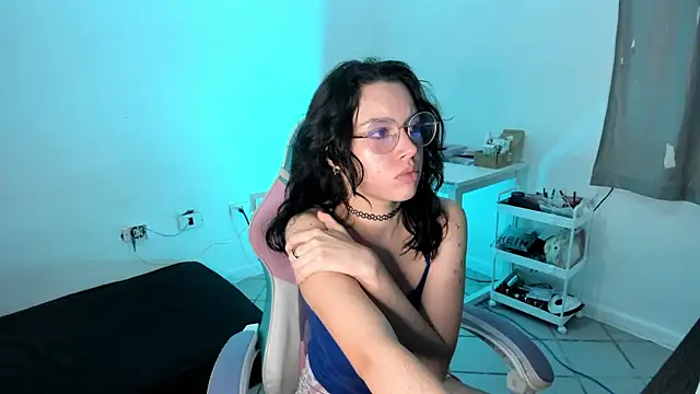 Snapshot of WandaDoll chatting on 03.20.25 WandaDoll online show from 03.20.25