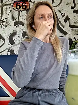 Miss    Mia  online show from 10.01.25