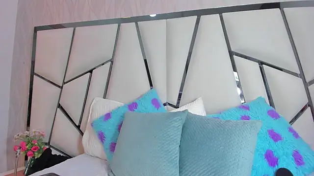 Snapshot of _aurora18_ chatting on 04.15.26 aurora18 online show from 04.15.26