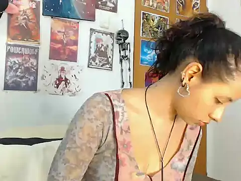 Snapshot of kiaraleono1302 chatting on 12.16.25 kiaraleono1302 online show from 12.16.25