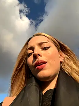 LoraaDoll online show from 10.18.25