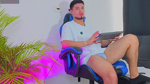 Snapshot of EdwardRoss_ chatting on 10.28.25 EdwardRoss online show from 10.28.25