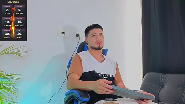 Snapshot of EdwardRoss_ chatting on 11.06.25 EdwardRoss online show from 11.06.25