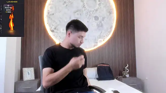 Snapshot of EdwardRoss_ chatting on 12.17.25 EdwardRoss online show from 12.17.25