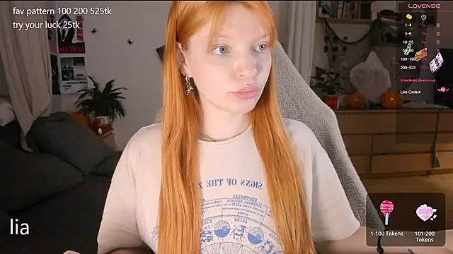 Snapshot of lil_lia chatting on 10.23.25 lil lia online show from 10.23.25