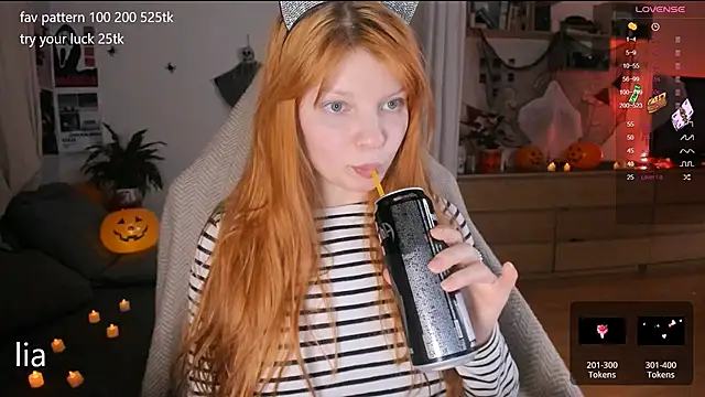 Snapshot of lil_lia chatting on 10.23.25 lil lia online show from 10.23.25