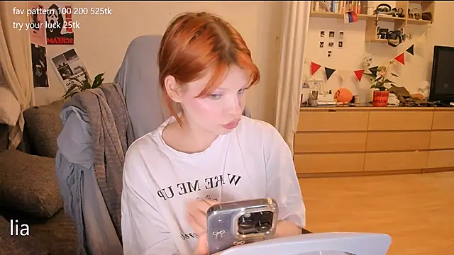 Snapshot of lil_lia chatting on 11.06.25 lil lia online show from 11.06.25