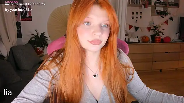 Snapshot of lil_lia chatting on 11.09.25 lil lia online show from 11.09.25