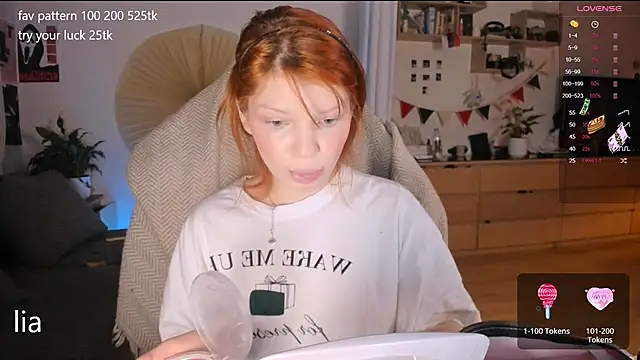 Snapshot of lil_lia chatting on 11.10.25 lil lia online show from 11.10.25