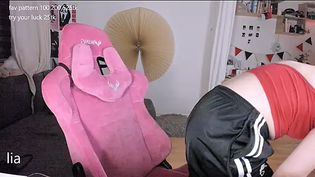 Snapshot of lil_lia chatting on 11.24.25 lil lia online show from 11.24.25