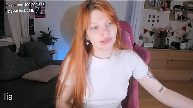 Snapshot of lil_lia chatting on 11.28.25 lil lia online show from 11.28.25