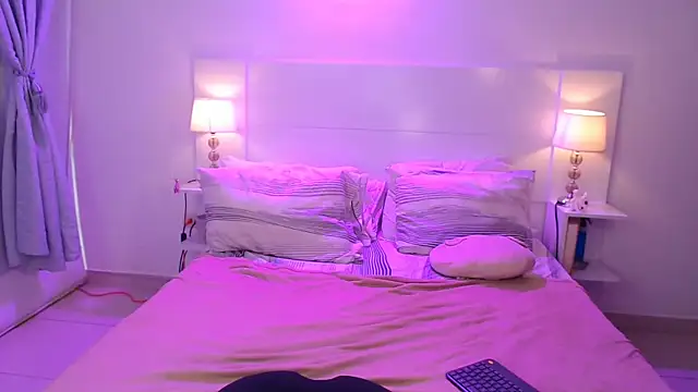 Snapshot of alliee_mod chatting on 11.30.25 alliee mod online show from 11.30.25