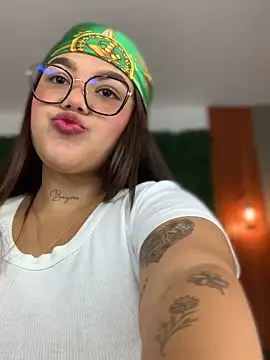 Snapshot of Michellesexxy chatting on 01.28.25 Michellesexxy online show from 01.28.25