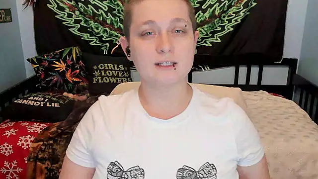 Snapshot of Chloenightmare chatting on 09.26.25 Chloenightmare online show from 09.26.25