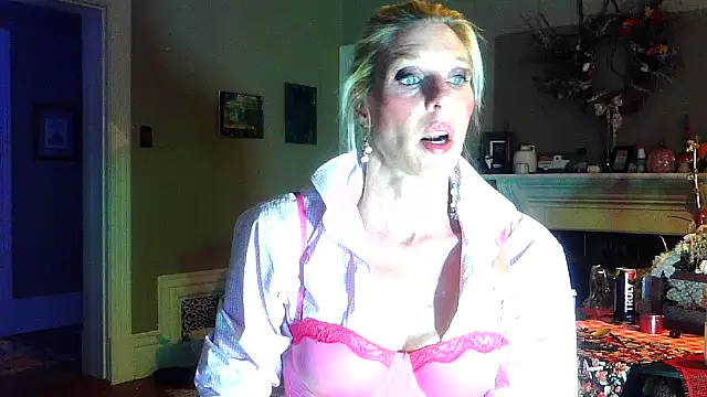 Snapshot of Glamazonx chatting on 10.28.25 Glamazonx online show from 10.28.25