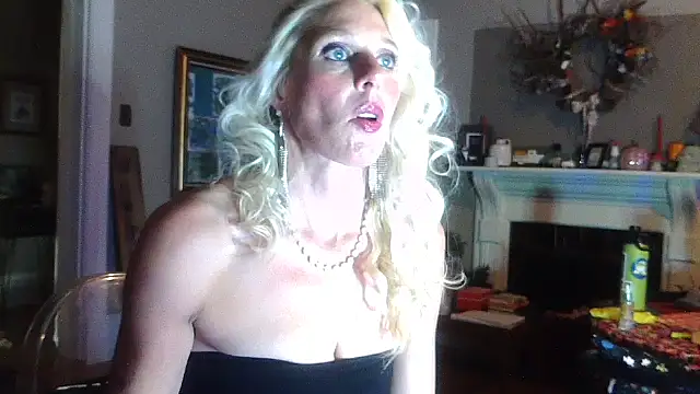 Snapshot of Glamazonx chatting on 10.31.25 Glamazonx online show from 10.31.25