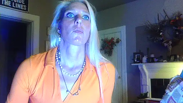 Snapshot of Glamazonx chatting on 11.04.25 Glamazonx online show from 11.04.25