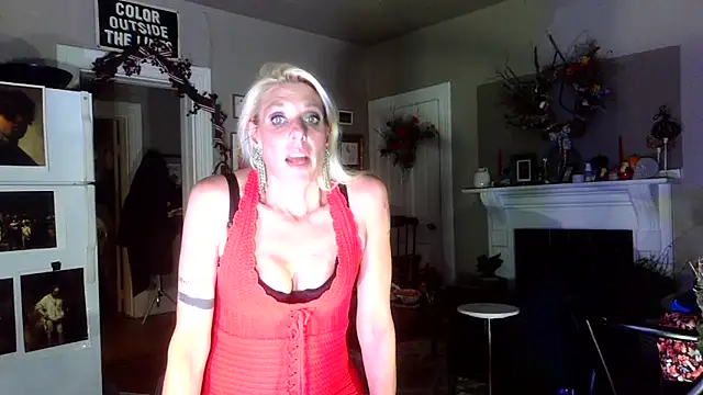 Snapshot of Glamazonx chatting on 11.28.25 Glamazonx online show from 11.28.25