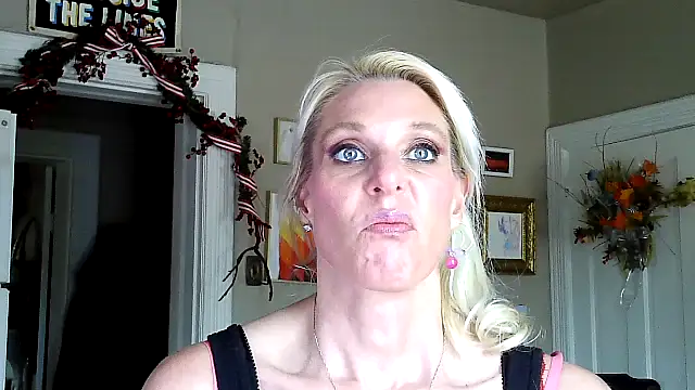 Snapshot of Glamazonx chatting on 11.29.25 Glamazonx online show from 11.29.25