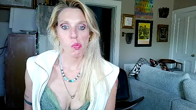 Glamazonx online show from 04.12.26