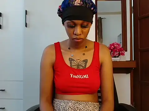 Snapshot of queencydoll chatting on 12.19.25 queencydoll online show from 12.19.25