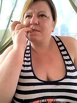 Snapshot of jusichka chatting on 03.22.25 jusichka online show from 03.22.25