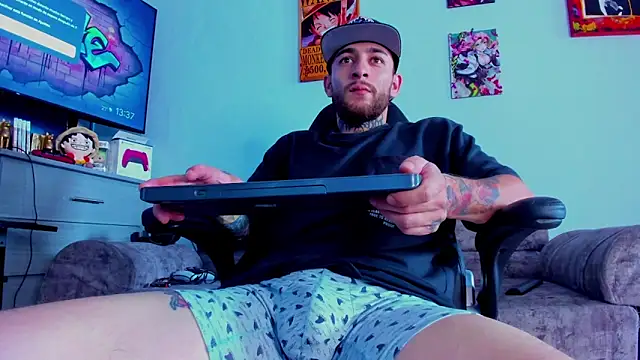 Snapshot of Drako_Lamar chatting on 11.16.25 Drako Lamar online show from 11.16.25