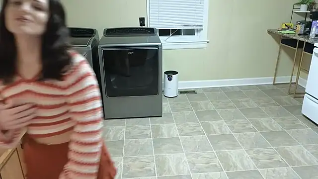 Snapshot of sexylilly69 chatting on 10.27.25 sexylilly69 online show from 10.27.25