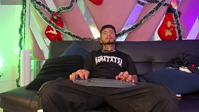 Snapshot of JuanCamiilo_66 chatting on 11.18.25 JuanCamiilo 66 online show from 11.18.25