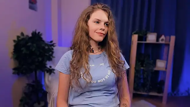 Snapshot of RayaNenlia chatting on 02.02.25 RayaNenlia online show from 02.02.25