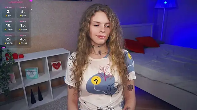 Snapshot of RayaNenlia chatting on 02.11.25 RayaNenlia online show from 02.11.25