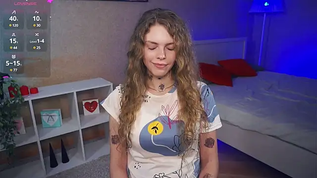 Snapshot of RayaNenlia chatting on 02.11.25 RayaNenlia online show from 02.11.25